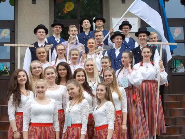 Valdeko Kalamees oli tantsukollektiivi kokku pannud oma C-rühma tantsijatest ja neiduderühmast. Lisaks aitasid tantsude esitamisel kaasa abijõud festivaliseltskonnast, kellele oli paras väljakutse kiirelt tundmatud tantsud selgeks tantsida.